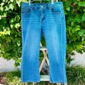 Levi’s Demi Curve Classic Med Wash Mid Rise San Francisco Capri Jean’s